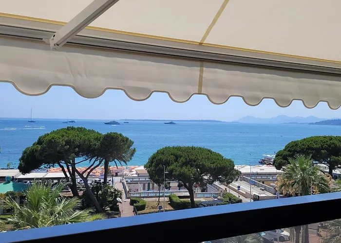 Center Bay T4 Apartment Antibes